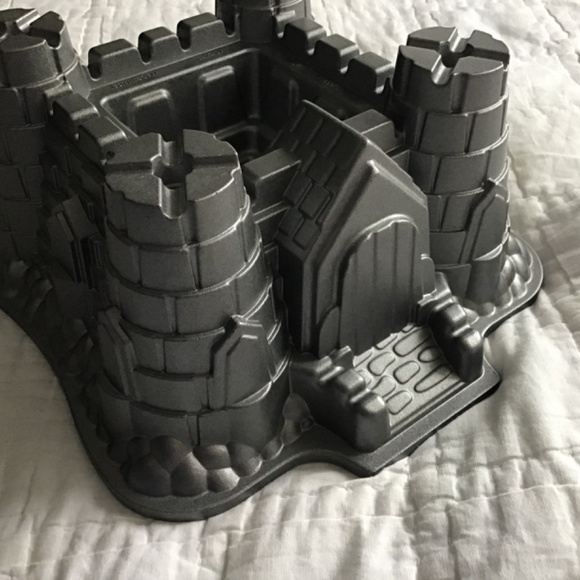 NORDICWARE CASTLE BUNDT PAN**PERFECT KIDS BIRTHDAY CAKE!😃 - Picture 4 of 9